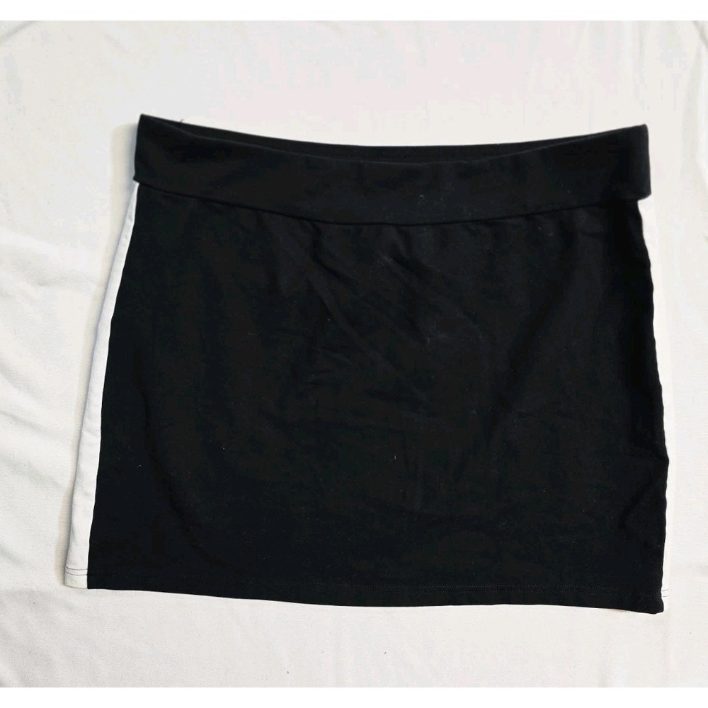 ann taylor Athletic Skirt M Black White Lines Stretch